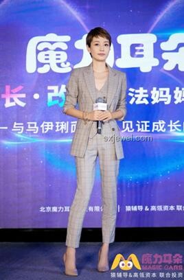 侯佩岑社交魅力洞察：与管乐爸妈热聊背后的明星社交艺术